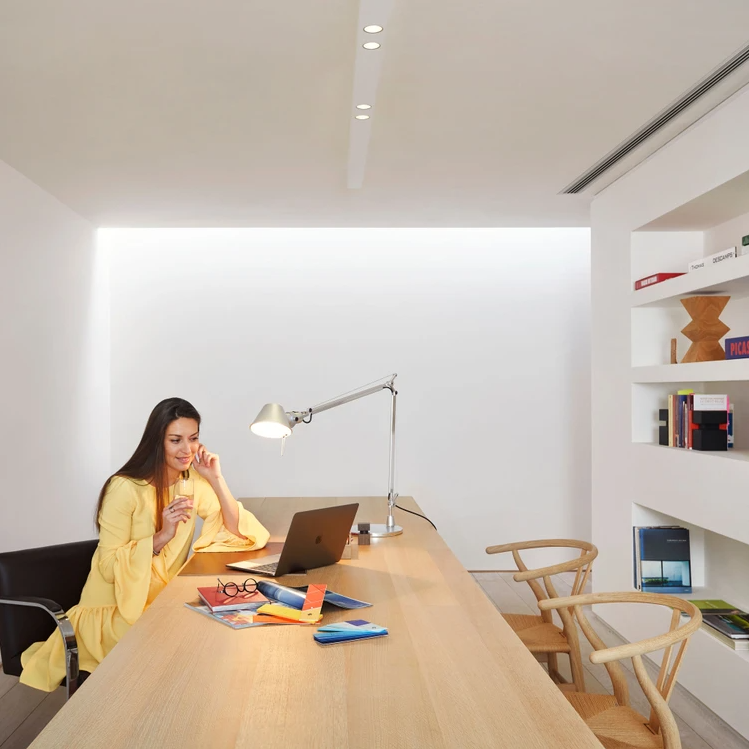 Vue de l'installation d'un gainable avec les grilles au plafond dans un bureau